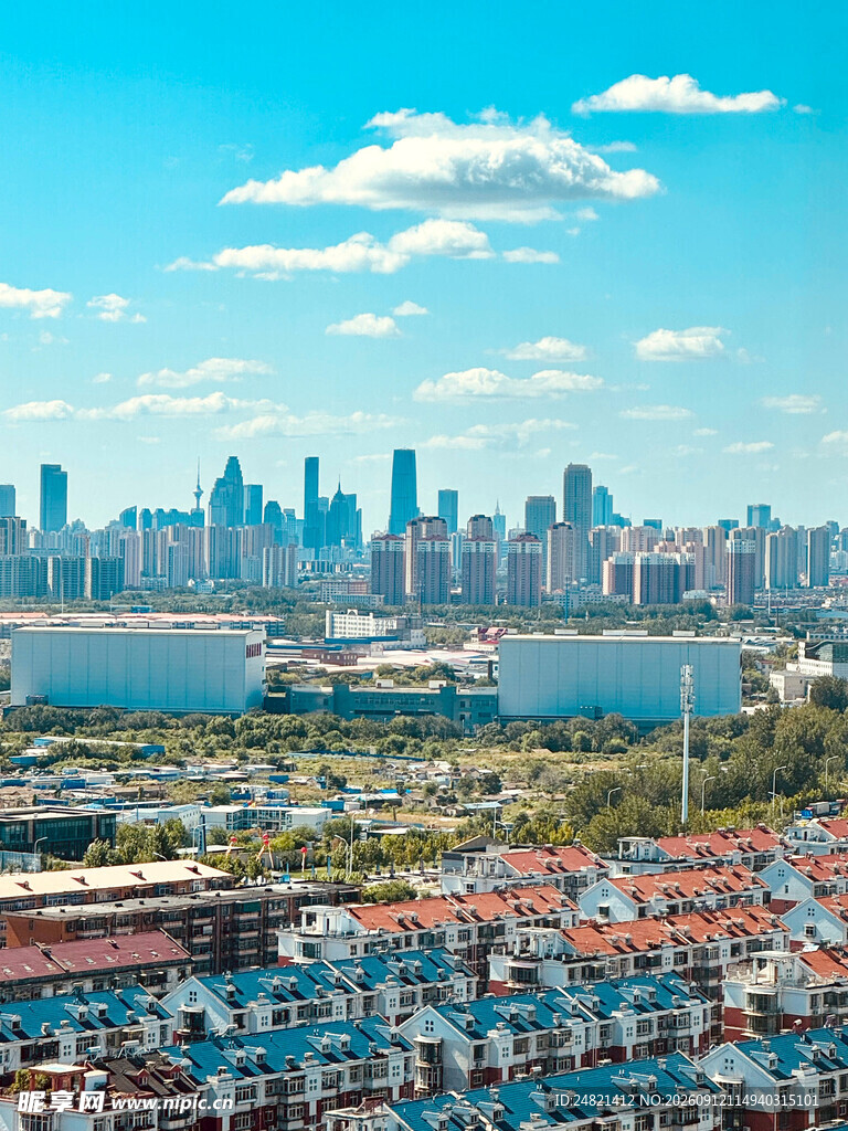 城市天际线与多彩建筑群