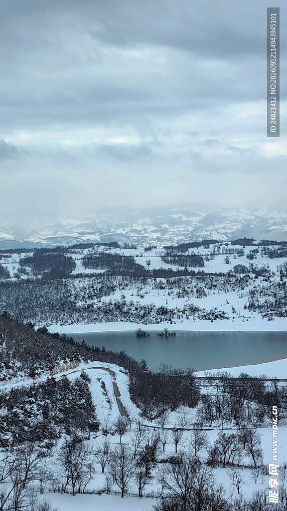 冬日雪景中的静谧湖泊