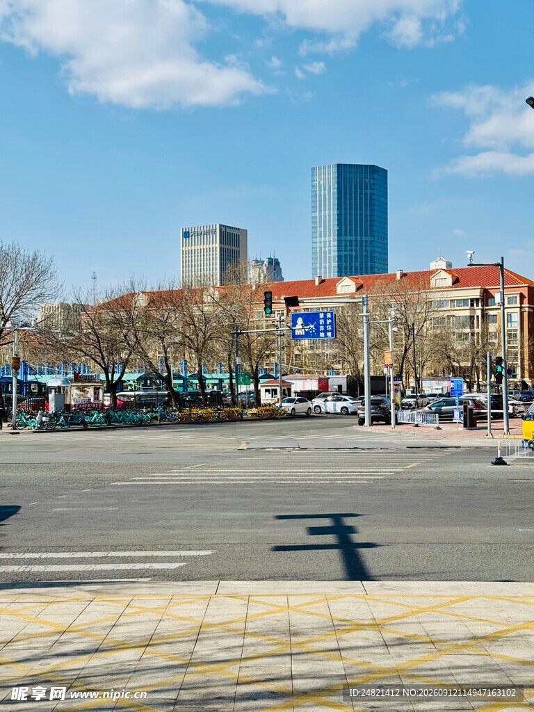 城市空旷街道与远处高楼
