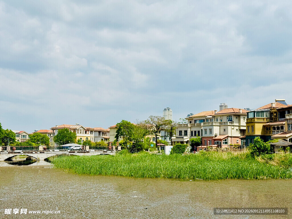 河畔多彩民居风景