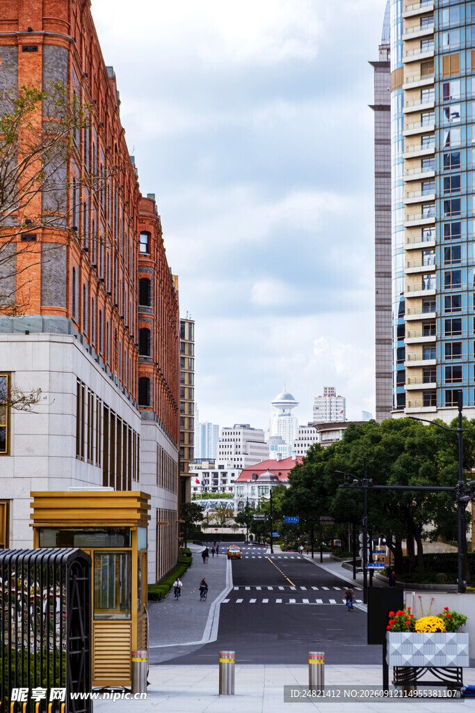 城市街道旁的建筑景观