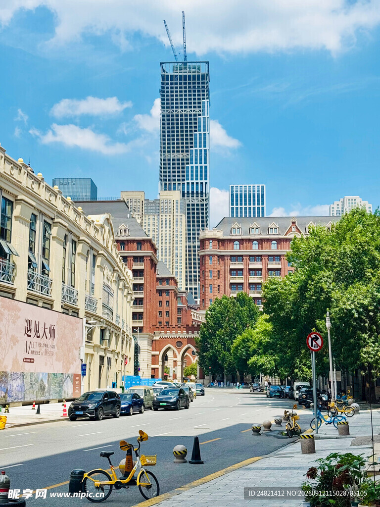 城市街道风景与骑行者