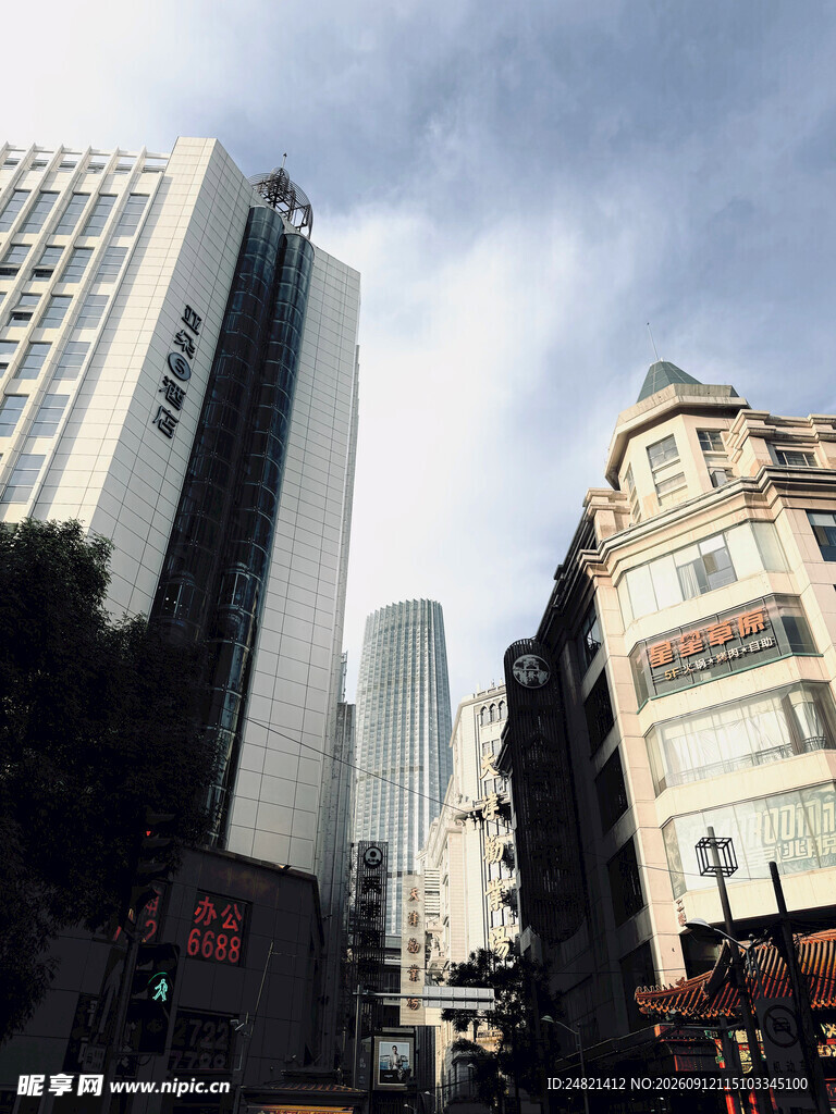 城市街景中的高楼与建筑
