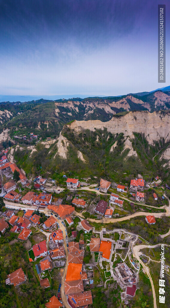俯瞰多彩山间小镇风光