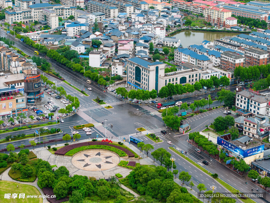 城市道路与周边建筑景观