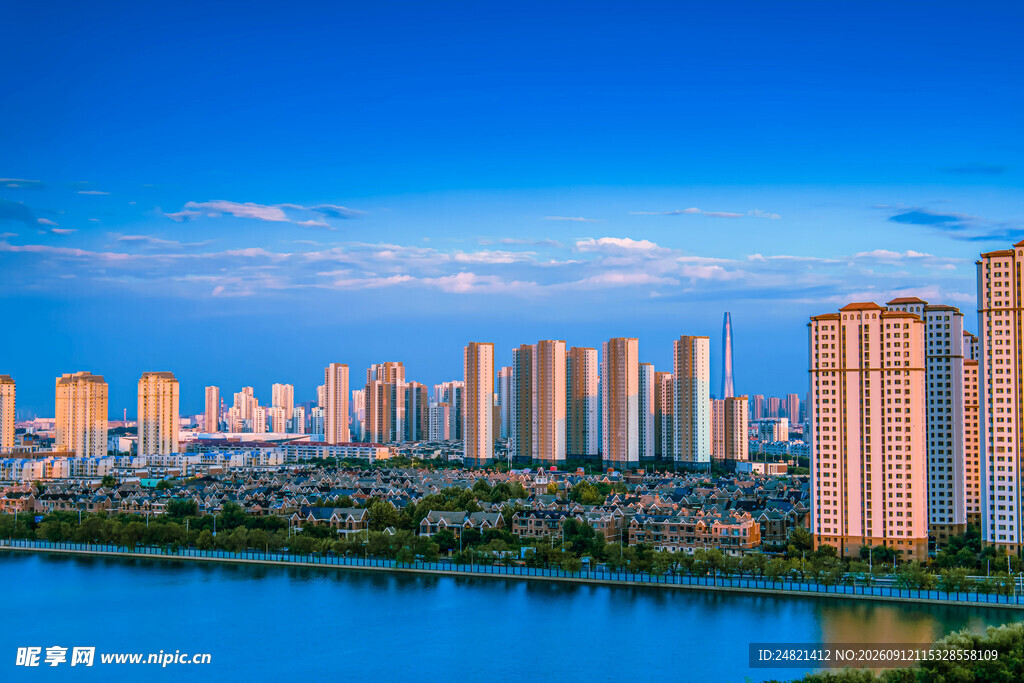 湖畔城市天际线美景