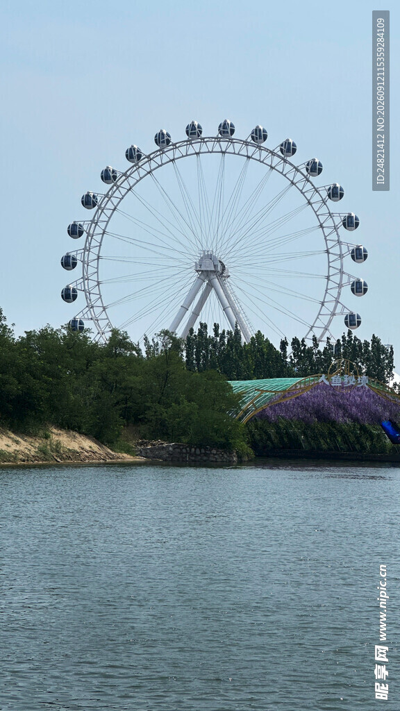 湖畔摩天轮美景