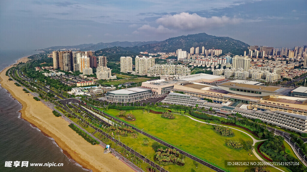城市海滨风光全景图