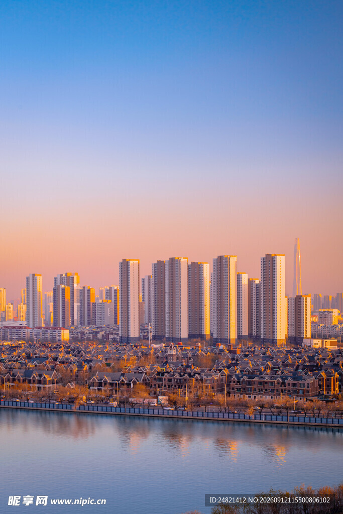 河畔城市天际线黄昏美景