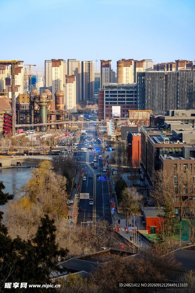 城市河畔风光与建筑景观
