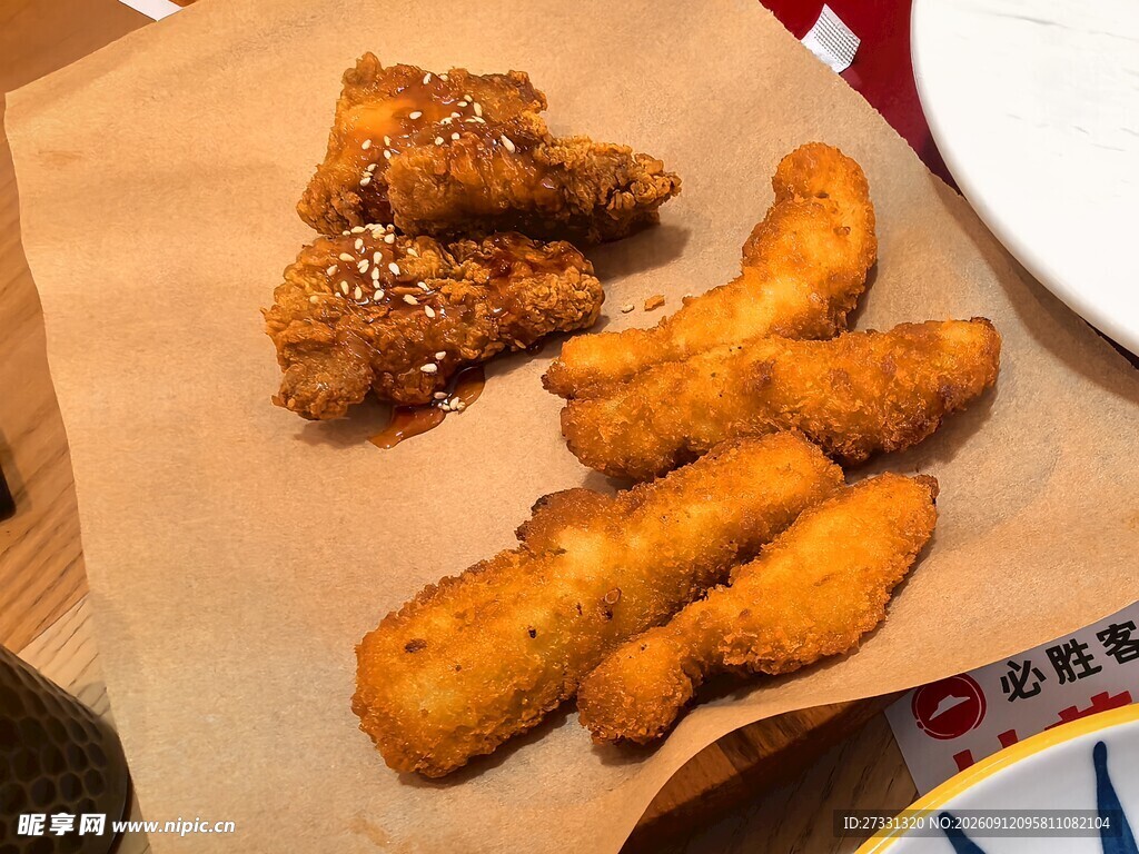 美味炸鸡与炸物组合