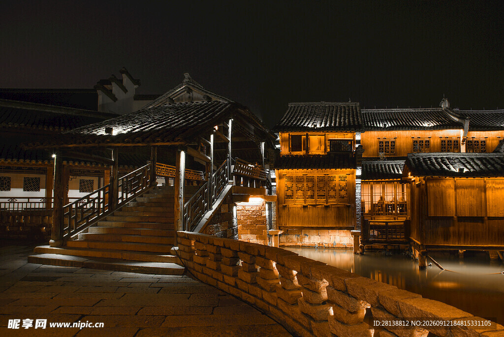 古桥夜景灯火映照水乡美