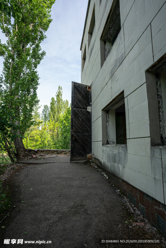 废弃建筑旁的幽静小路