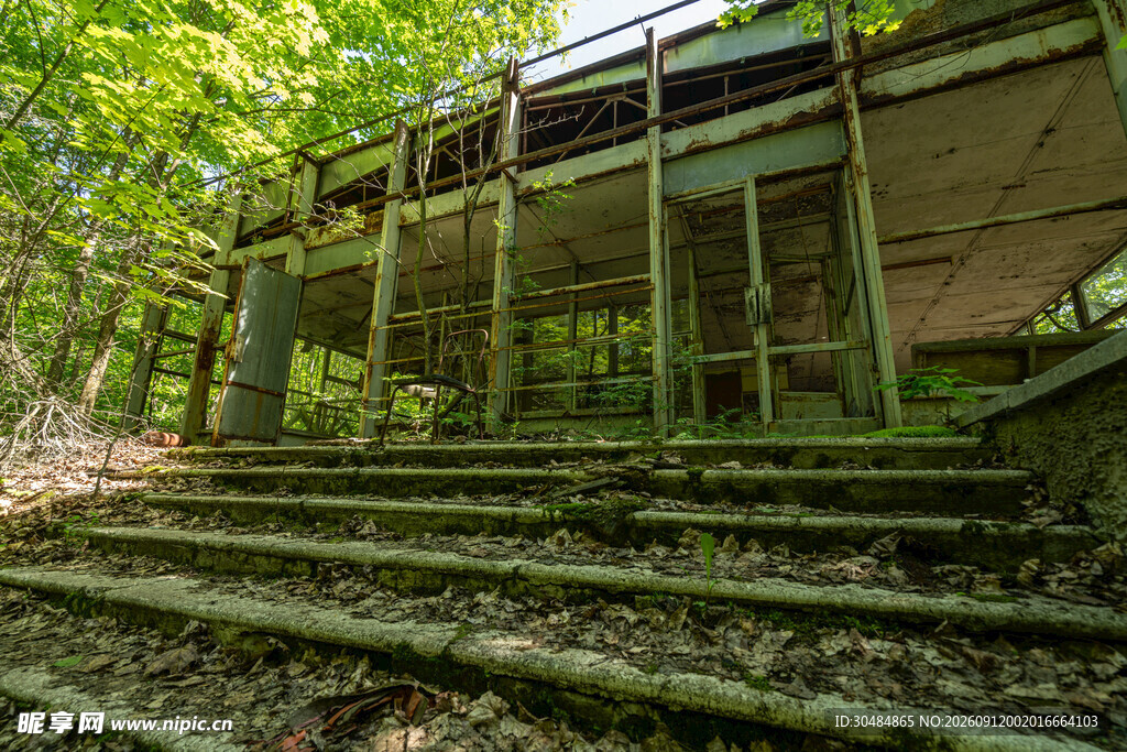 林间废弃建筑与石阶