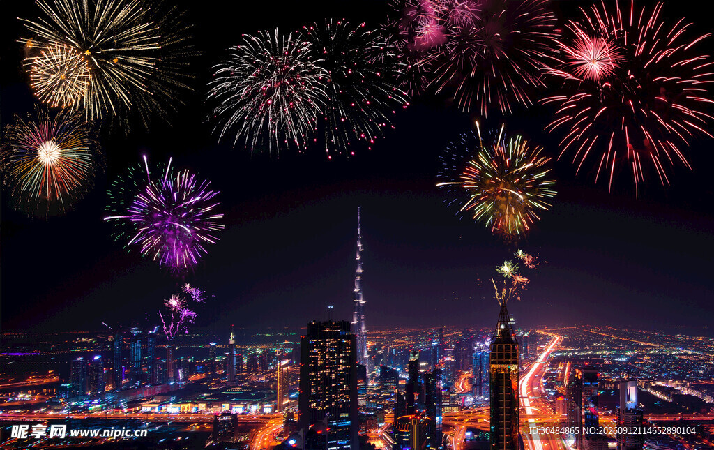 城市夜空绚烂烟花绽放