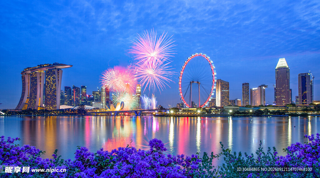 湖畔城市夜景与绚烂烟花