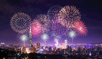 城市夜空绚烂烟花绽放