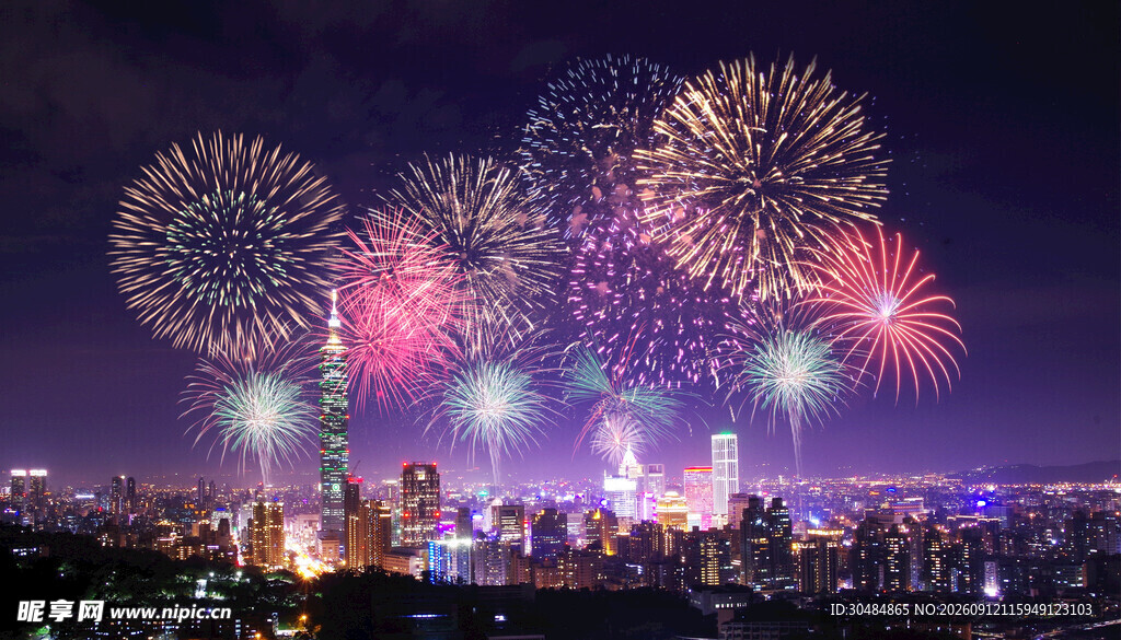 城市夜空绚烂烟花绽放