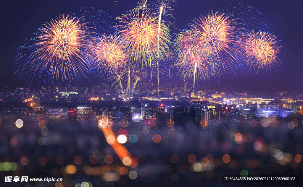 城市夜空绚丽烟花绽放