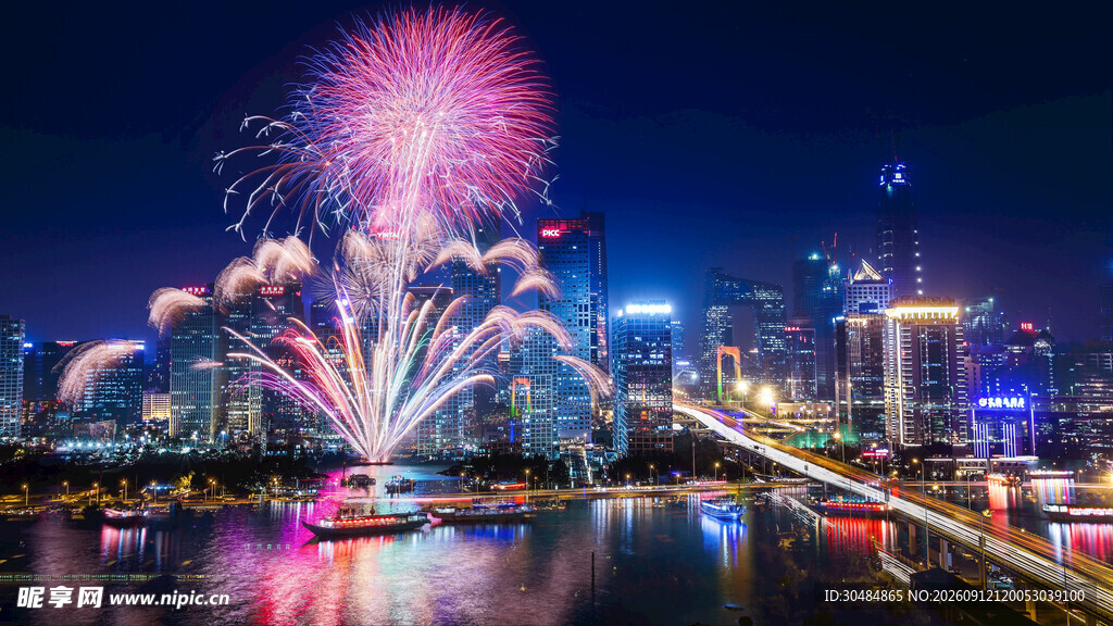 城市夜景烟花绚丽绽放