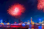 城市夜空绚烂烟花绽放