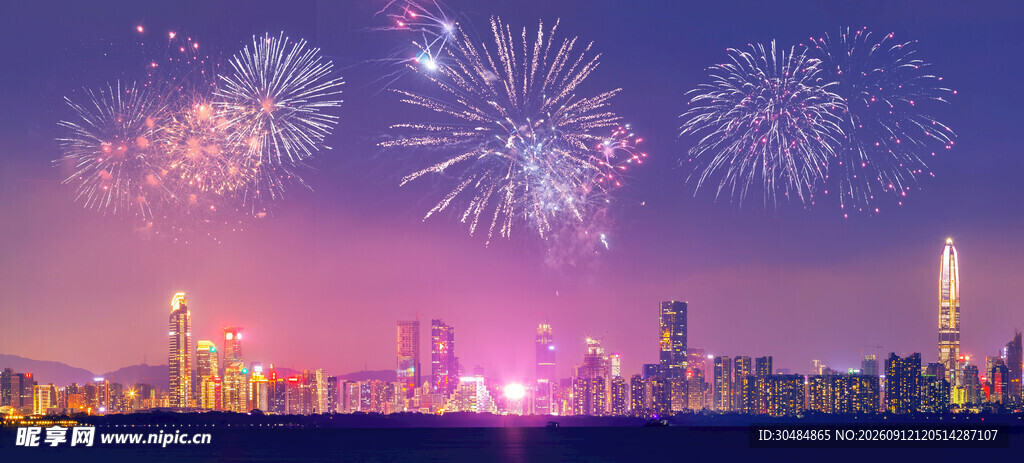 城市夜空绽放绚烂烟花
