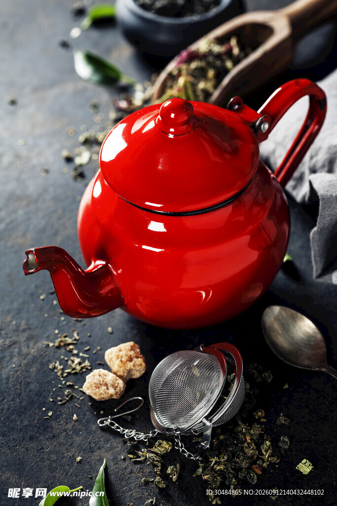 红色茶壶与散落的香料