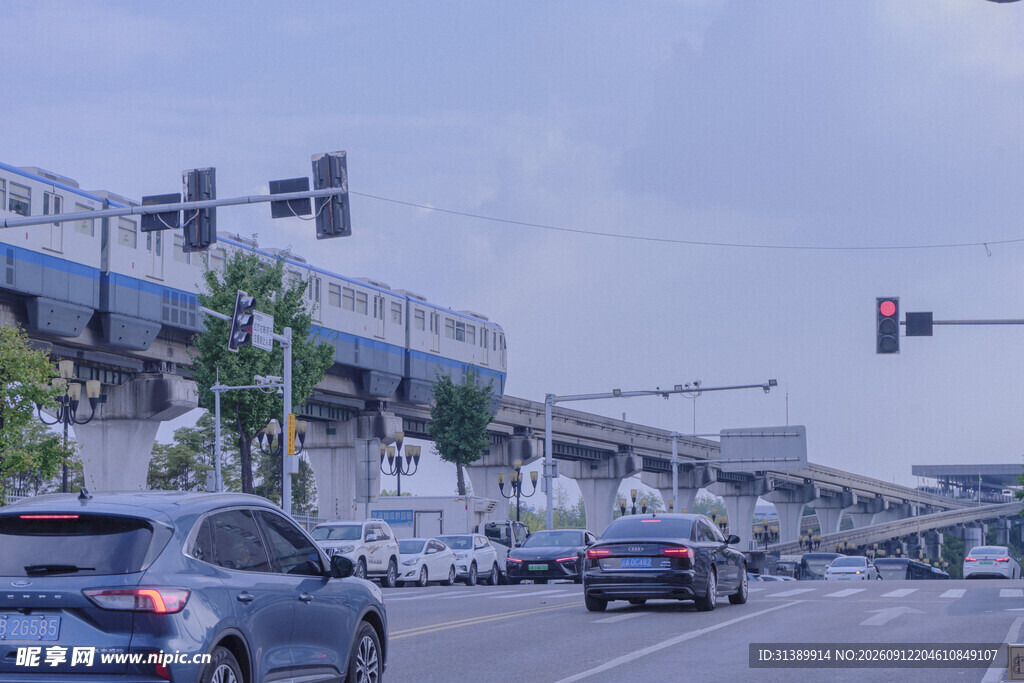 城市道路上的车辆与交通设施