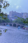 河畔石桥旁的城市风景