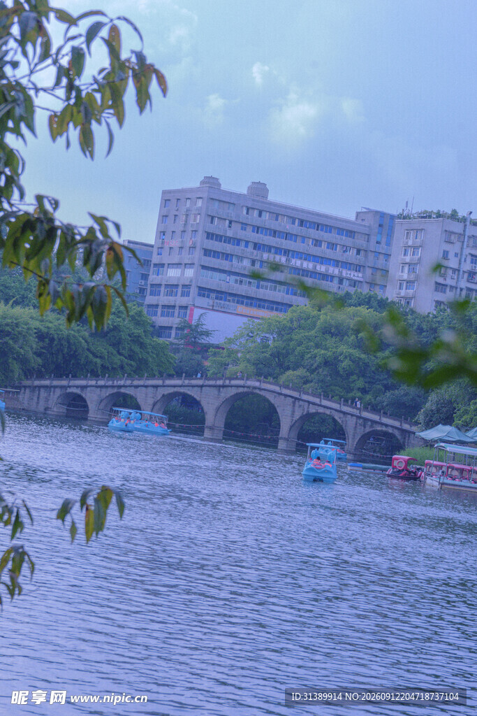 河畔石桥旁的城市风景
