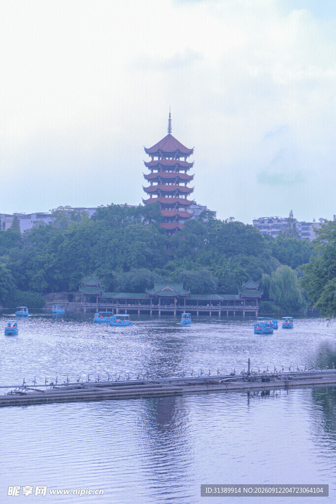 湖畔宝塔美景