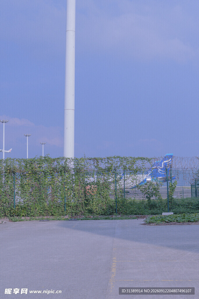 户外空旷场地与高耸立柱