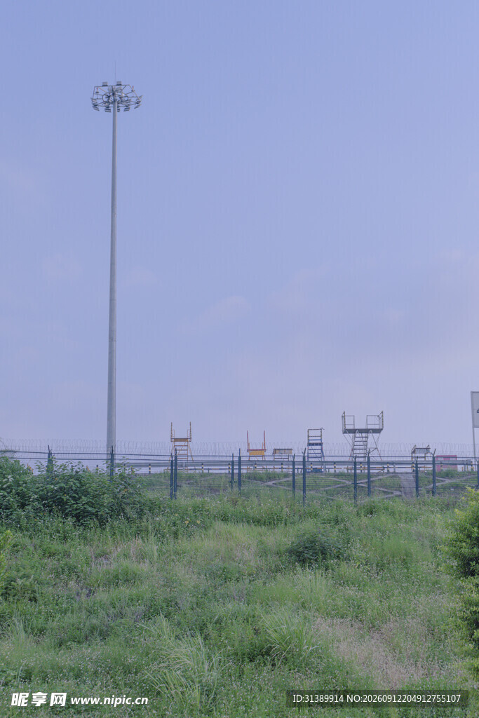 户外草地旁的高大照明灯塔