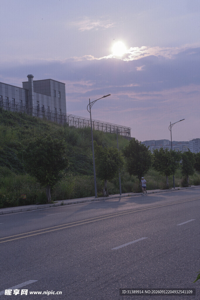 黄昏下的城市道路景观