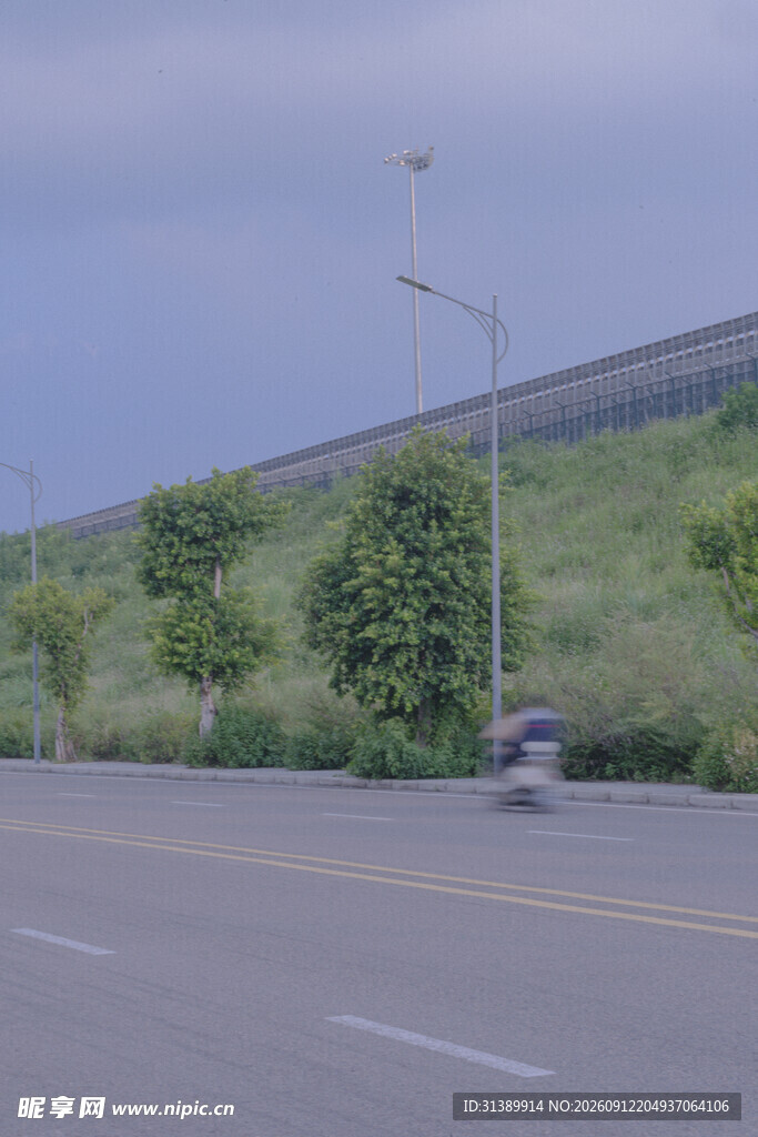 公路旁绿意与骑行景象