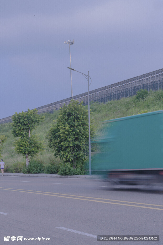 公路上行驶的绿色货车