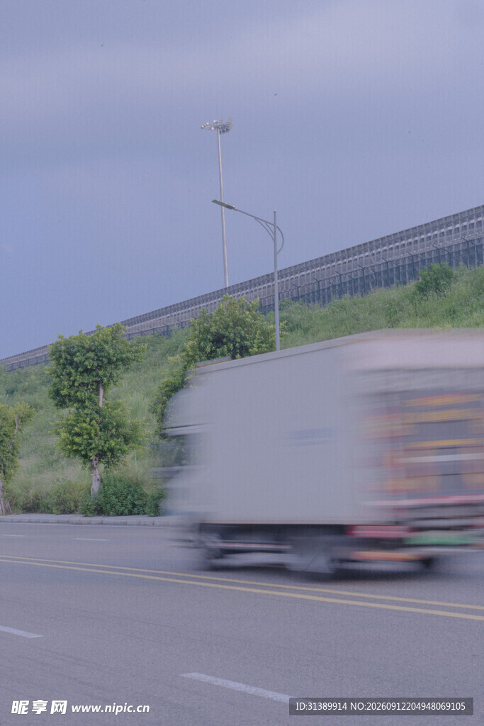 公路上行驶的模糊货车