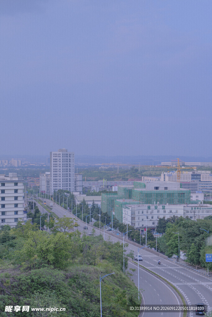 城市道路与周边建筑景观