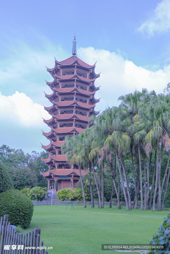中式宝塔旁的葱郁绿地