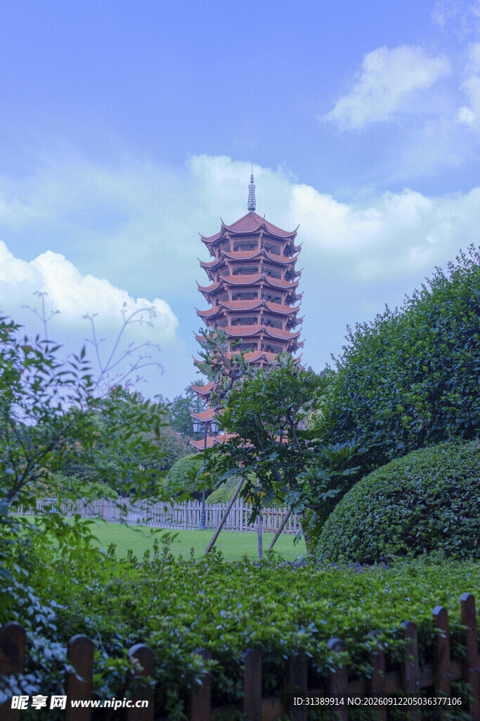 绿树环绕的古朴宝塔