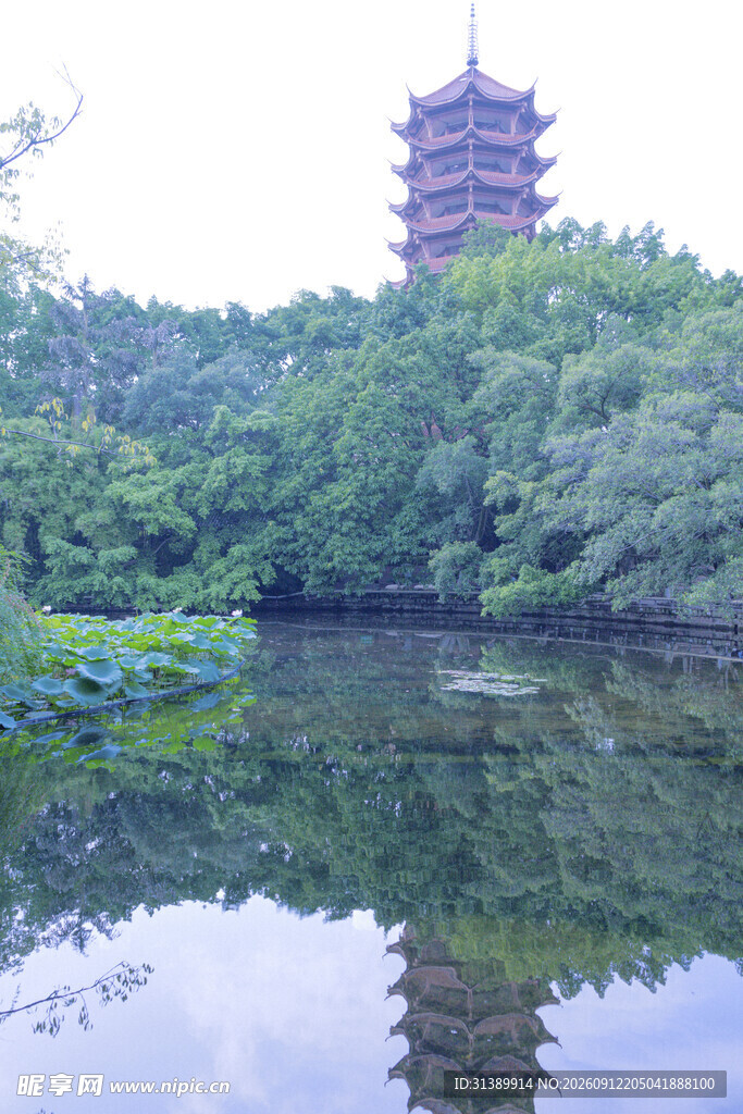 湖畔宝塔倒影