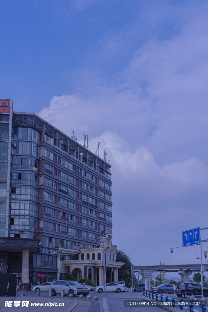 城市街边的多层建筑