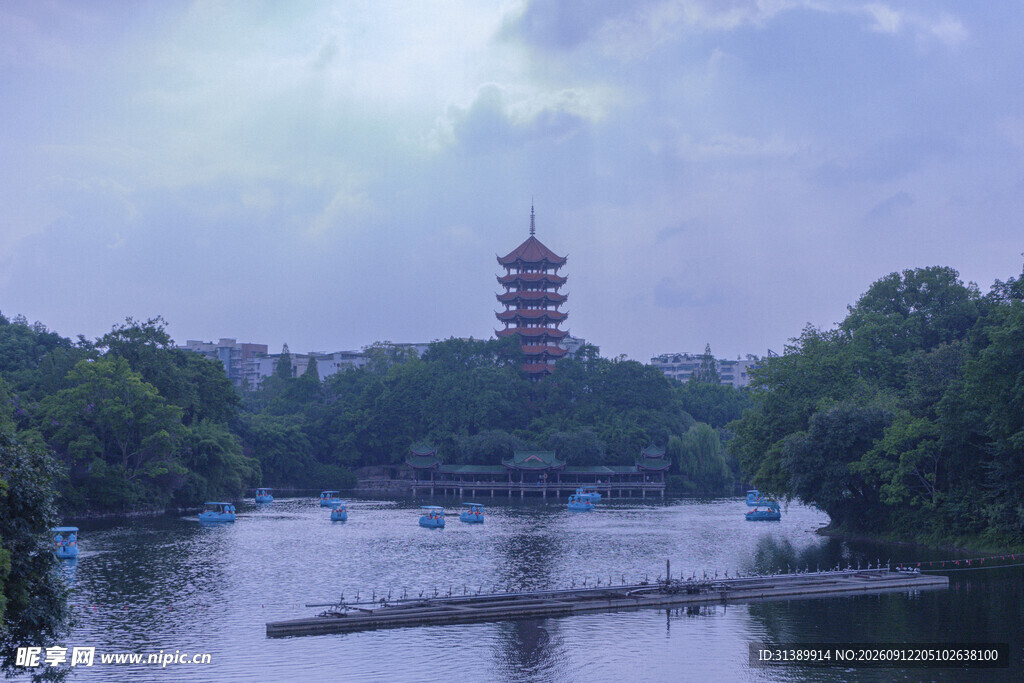 湖畔宝塔风景