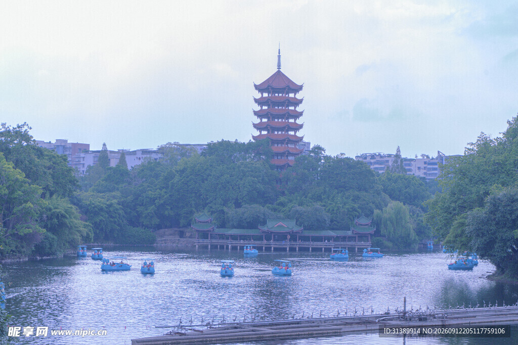 河畔宝塔下的悠然泛舟景