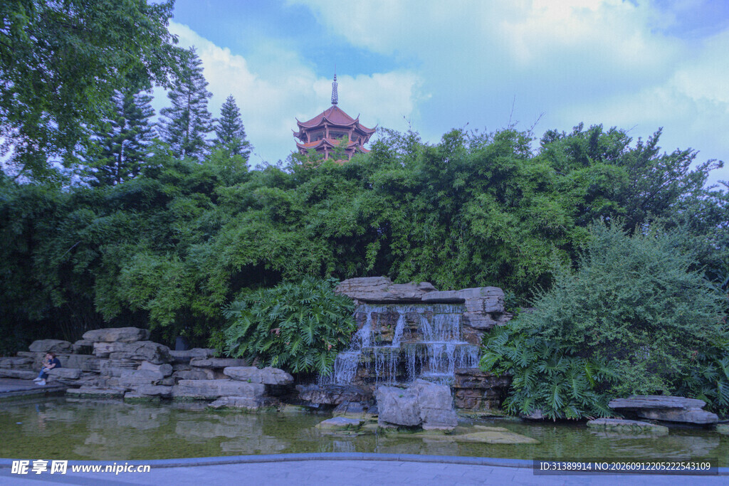 山林间的亭台与流水景观