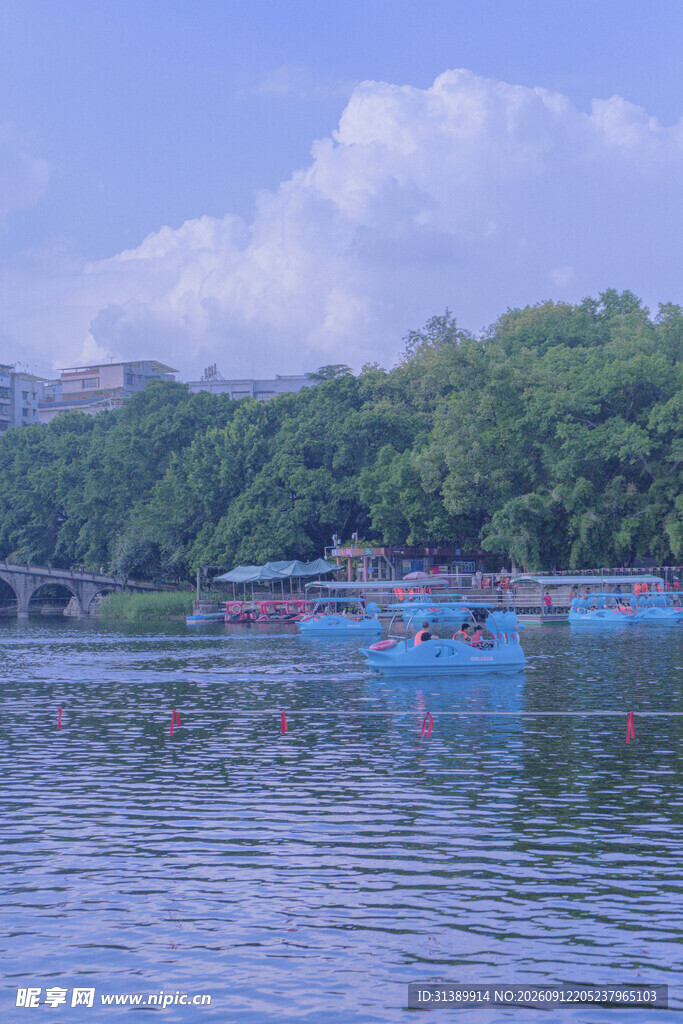 湖畔蓝舟