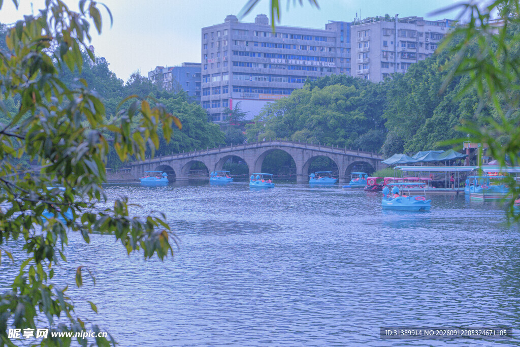 河畔桥景城市中的静谧风光