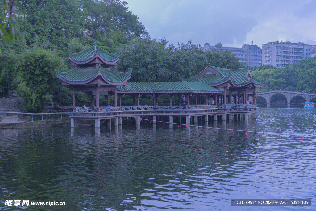 湖畔古亭 静谧水乡景致