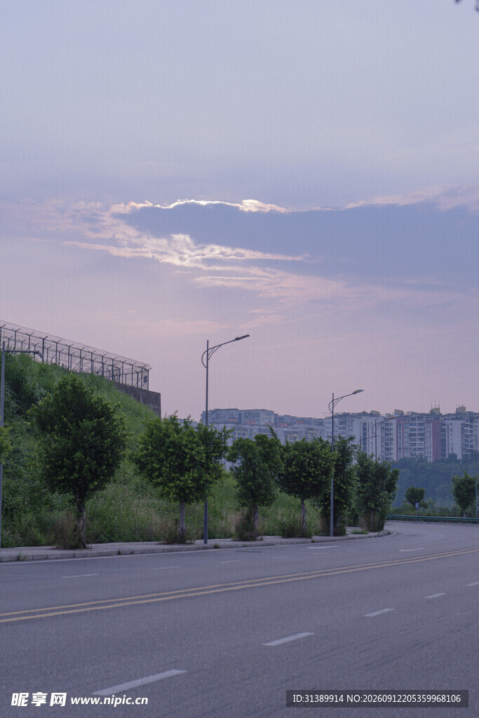 黄昏下的空旷道路