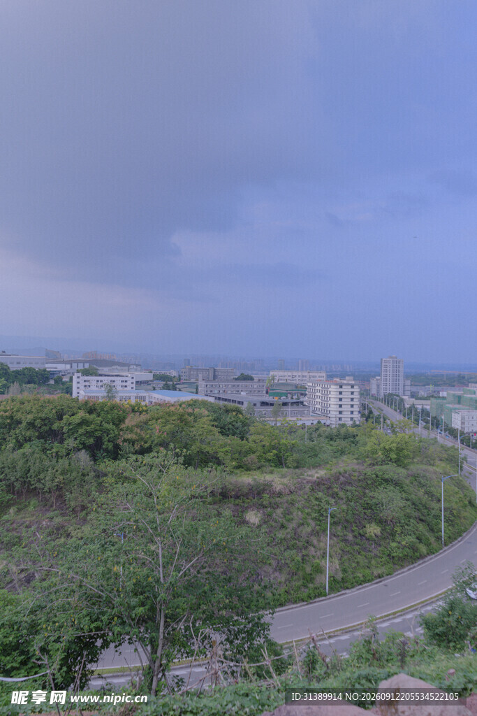 蜿蜒公路旁的城市与绿意